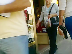 MILF con hermoso culo cometrapo