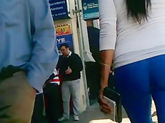 MILF con hermoso culo cometrapo
