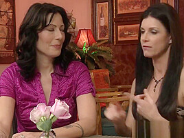 Mature les scissoring dyke before fingering