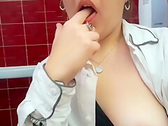 Mira Como Esta Mama Se Esconde En El Bano Para Enviar Un Video Sexual A Su Amante
