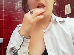 Mira Como Esta Mama Se Esconde En El Bano Para Enviar Un Video Sexual A Su Amante
