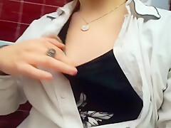 Mira Como Esta Mama Se Esconde En El Bano Para Enviar Un Video Sexual A Su Amante