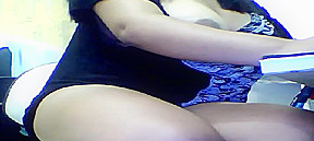 Morena gordinha peituda acariciando a buceta na webcam