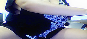 Morena gordinha peituda acariciando a buceta na webcam