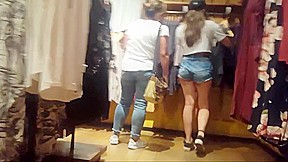 Nena con gorro y gran culo - Girl with cap showing big ass
