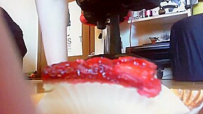 Nicoletta e il tuo piccolo maialino che ama mangiare e masturbarsi