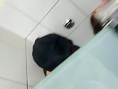 Novinha bebada metendo no banheiro masculino
