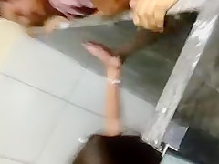 Novinha bebada metendo no banheiro masculino