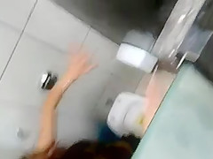 Novinha bebada metendo no banheiro masculino