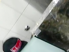 Novinha bebada metendo no banheiro masculino