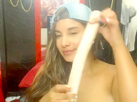 Novinha muito gostosa enfiou um consolo gigante no cu