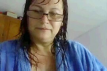 Older nerdy plumper shows her ass after a shower on cam
