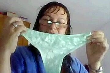 Older nerdy plumper shows her ass after a shower on cam