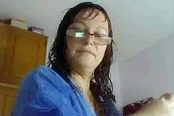 Older nerdy plumper shows her ass after a shower on cam