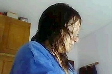Older nerdy plumper shows her ass after a shower on cam