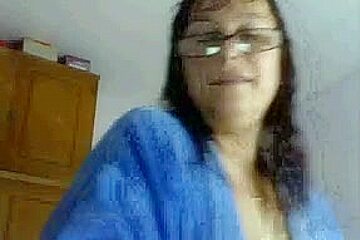 Older nerdy plumper shows her ass after a shower on cam