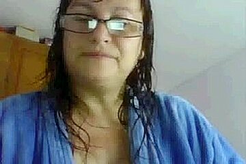 Older nerdy plumper shows her ass after a shower on cam
