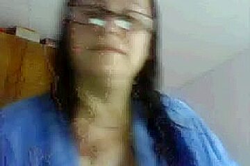 Older nerdy plumper shows her ass after a shower on cam