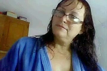 Older nerdy plumper shows her ass after a shower on cam