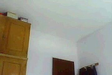 Older nerdy plumper shows her ass after a shower on cam