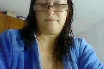 Older nerdy plumper shows her ass after a shower on cam