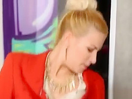 Pee Blonde Gets Facial