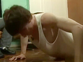 Porno argentino- Haciendo ejercicio frente a papa