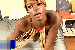 Pornstar tranny Vixxen Jasel busting load