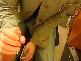 Sa bite arrose ses gros nibards de sperme