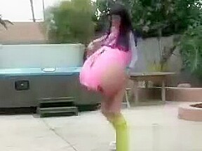 Sexy Brunette Babe Gets Horny Showing