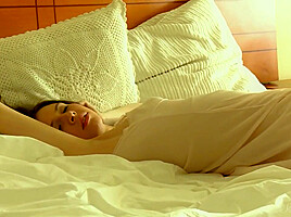 Sexy Pretty Babe Hostia T Rubbing Her Perfect And Tight Pussy On The Bed!