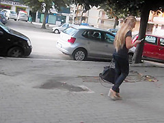 Spy beautiful blonde’s ass in tight jeans and wedges
