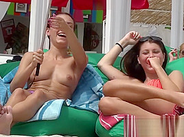 Sunbathers' Sexy Selfies