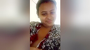 Today Exclusive -bhabhi Shows Her Boobs