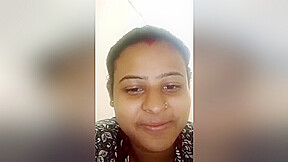Today Exclusive -bhabhi Shows Her Boobs
