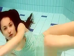 Un striptease aquatique trs excitant