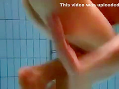 Un striptease aquatique trs excitant