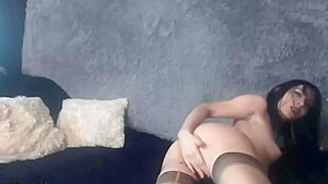 VAMPIRE-CHICK STRIPTEASE AND CUM *HOT*