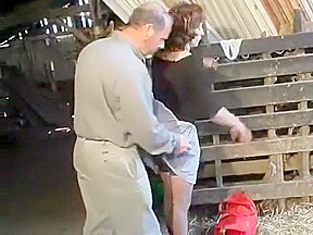 Vieille pisseuse baise Step son amant dans une grange