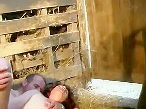Vieille pisseuse baise Step son amant dans une grange