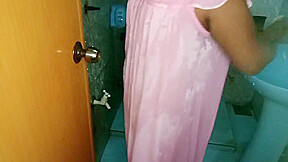 Washing Women      සරාගී අක්ක නානකොට හොරෙන් වීඩියෝ කලා 