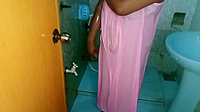 Washing Women      සරාගී අක්ක නානකොට හොරෙන් වීඩියෝ කලා 