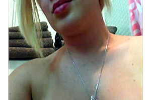 Webcam busty tranny plays with dildo