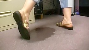 Wetting At Work - Ineed2pee (Cheyenne)