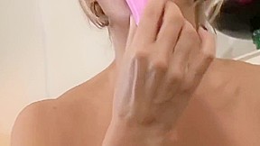 Zierliche Oma mit groß_en Titten masturbiert und spielt mit ihrem Dildo