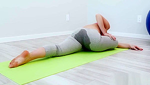 Zoey Monroe loves to workout and it shows doing her floor routine