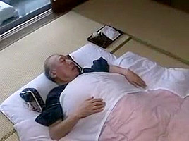 garce frotte ses nichons contre un vieux qui dort