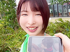スレンダーの美少女にエッチ撮影を頼まれ小さなオッパイを揉み足を広げてパイパンにデンマを当て突き入れています。